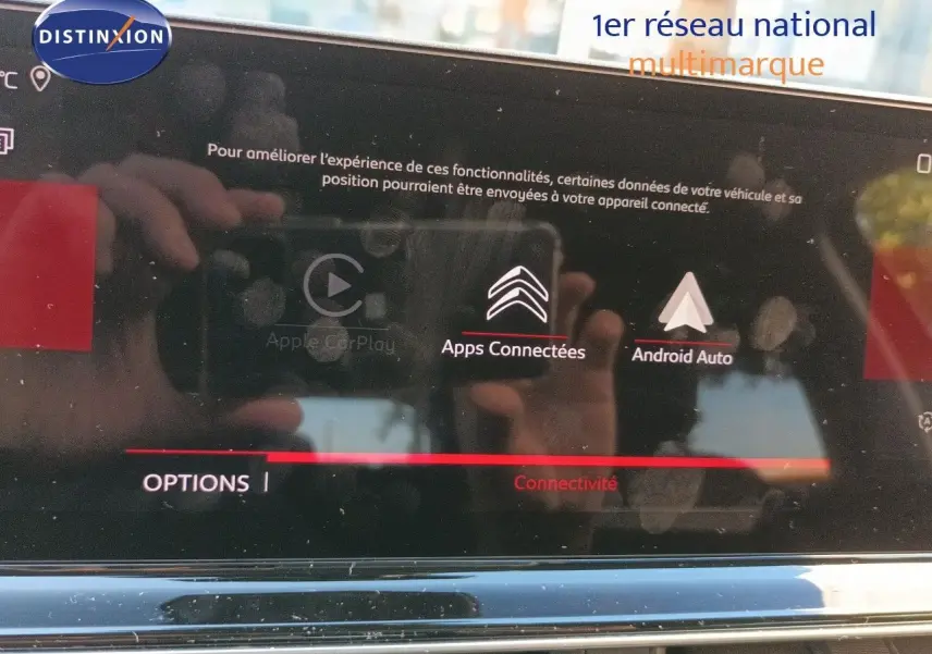 Écran tactile central du Citroën C5 Aircross gris platinium, affichant les options de connectivité Apple CarPlay et Android Auto.