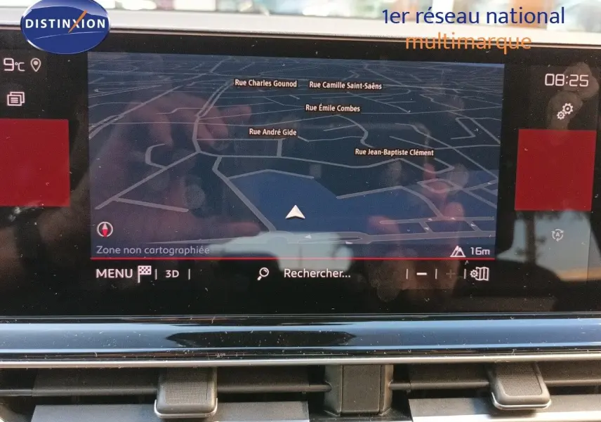 Écran tactile central du Citroën C5 Aircross 2025 gris platinium, affichant la navigation GPS en mode 3D.