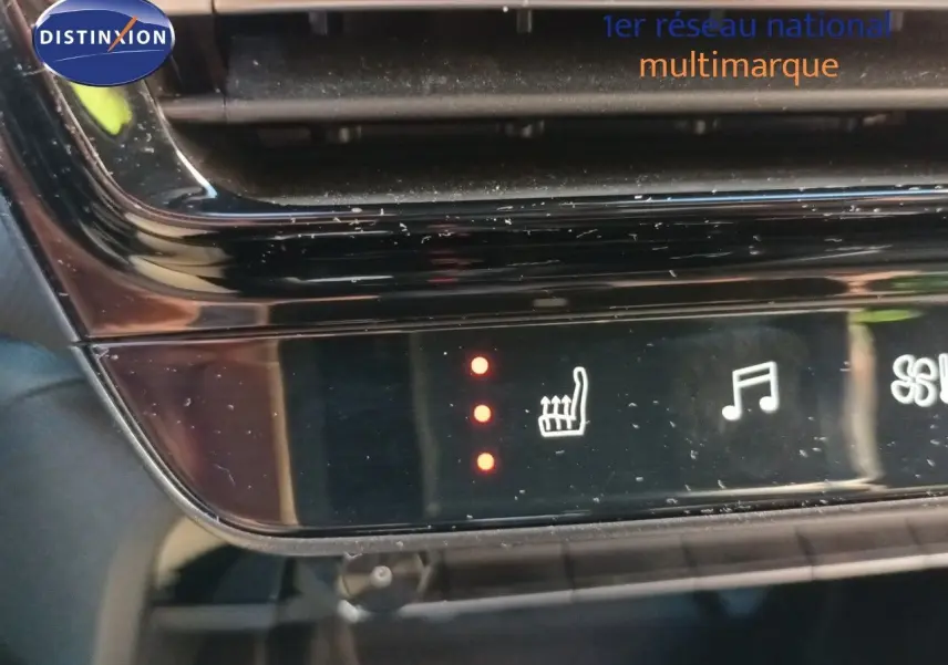 Gros plan sur la console centrale tactile du Citroën C5 Aircross gris platinium, affichant la commande de siège chauffant.