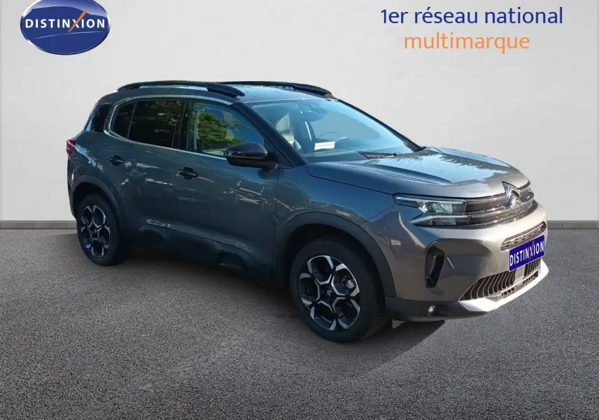 Citroën C5 Aircross gris platinium métal en 3/4 avant droit, avec jantes bicolores et toit noir.
