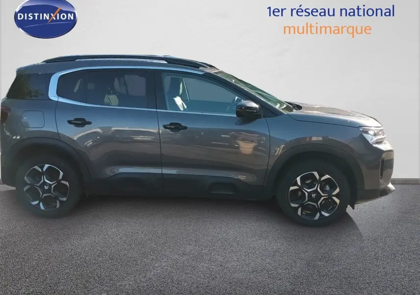 Profil droit du Citroën C5 Aircross gris platinium métal avec jantes noires et toit noir contrasté.