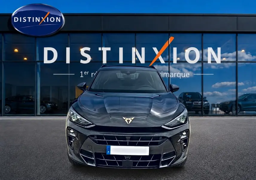 Vue frontale d'un CUPRA TERRAMAR noir 2026 avec logo distinctif et calandre sportive devant une vitrine Distinxion.