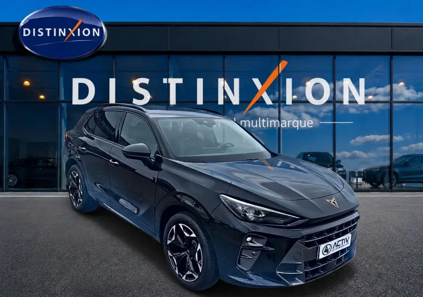 Vue 3/4 avant d'un SUV CUPRA Terramar noir brillant avec jantes alu noires devant une vitrine Distinxion multimarque.