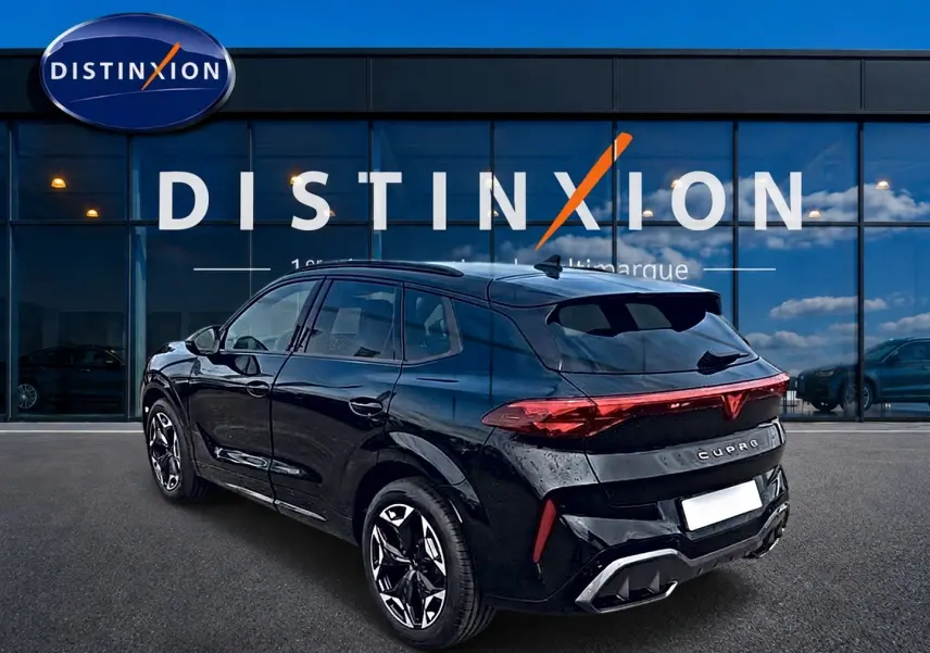 Vue 3/4 arrière droite d'un SUV CUPRA Terramar noir brillant avec feux arrière LED et jantes alu 19 pouces.