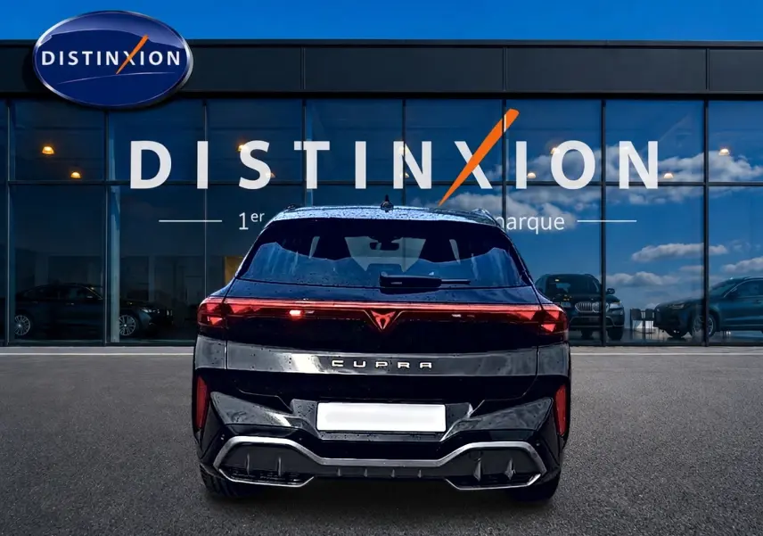 Vue arrière d'une CUPRA TERRAMAR noire 2026 avec feux arrière LED et logo distinctif rouge au centre.