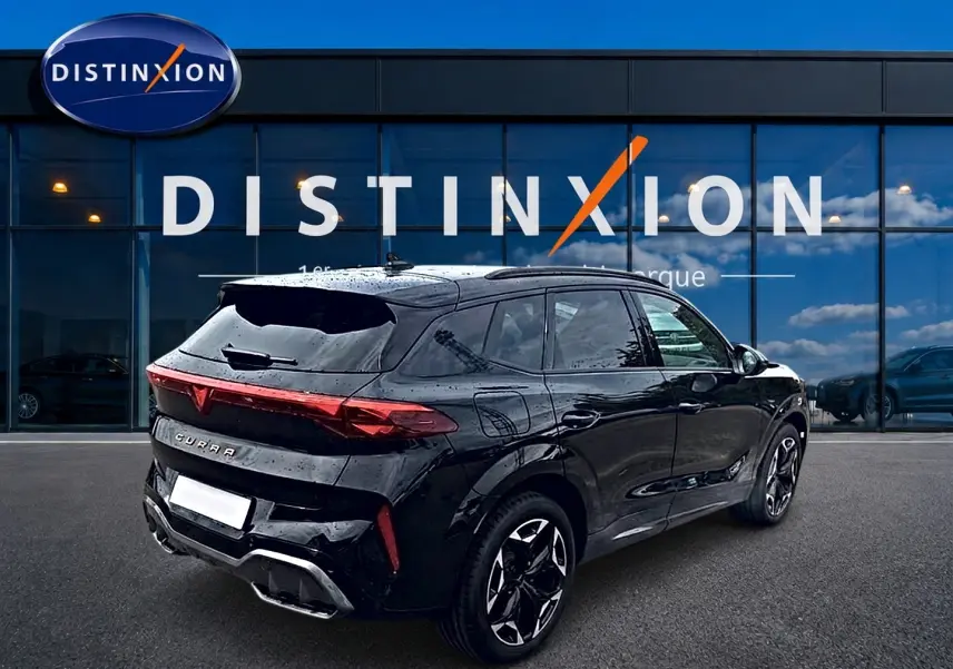 Vue 3/4 arrière droite du CUPRA TERRAMAR noir brillant avec feux arrière LED et jantes alu 19 pouces.