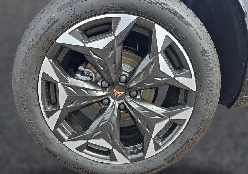 Gros plan sur la jante alu 19 pouces noire et argentée du CUPRA TERRAMAR 1.5 etsi hybrid 2026 avec logo central orange.