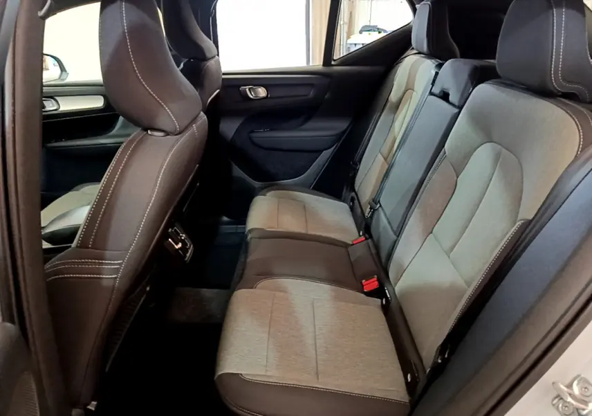 Vue côté droit de l'habitacle arrière du Volvo XC40 T2 2020 avec sièges bi-matière gris clair et foncé.