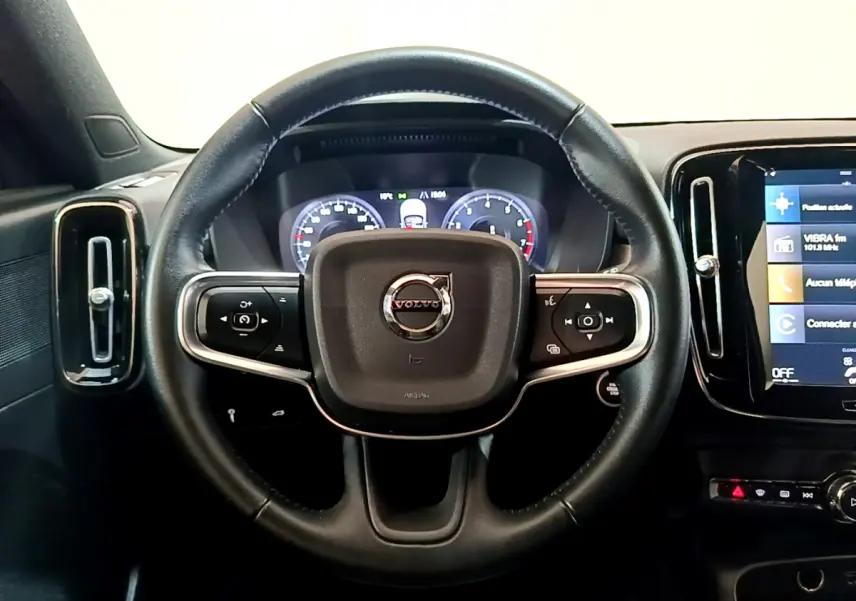 Volant cuir noir de Volvo XC40 T2 2020 vu de face, avec tableau de bord numérique et écran tactile central.