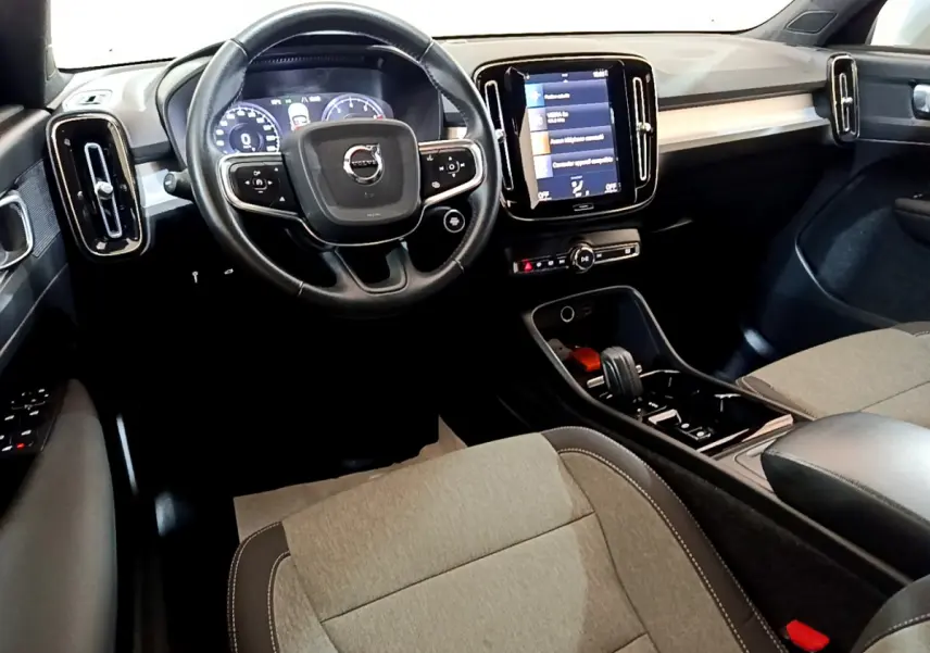 Intérieur du Volvo XC40 T2 2020 vu côté conducteur, tableau de bord noir avec écran tactile central et sièges gris clair.