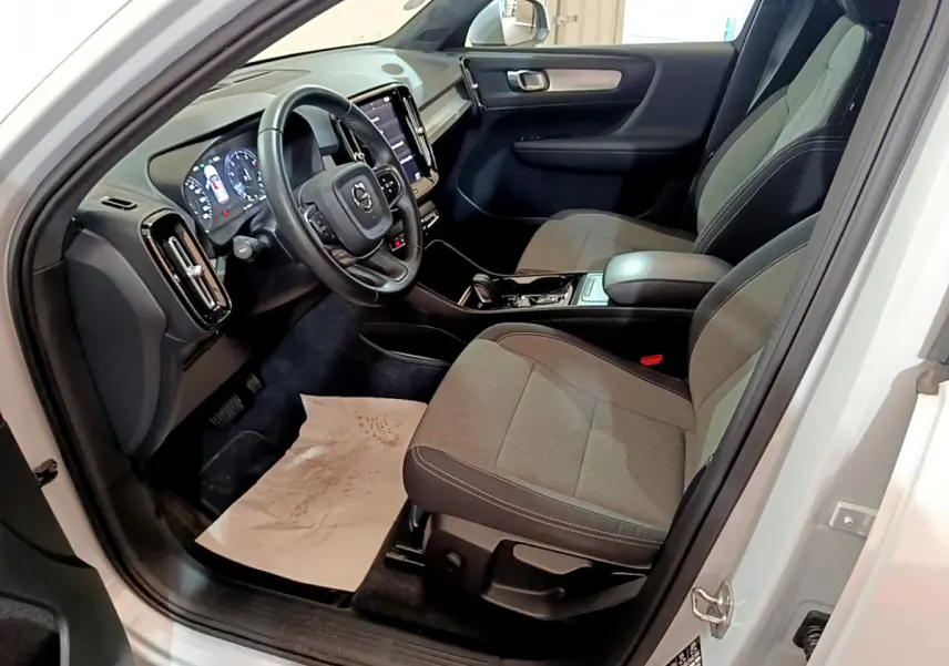 Intérieur côté conducteur du Volvo XC40 T2 2020, sièges gris, volant cuir, tableau de bord digital et écran tactile central.