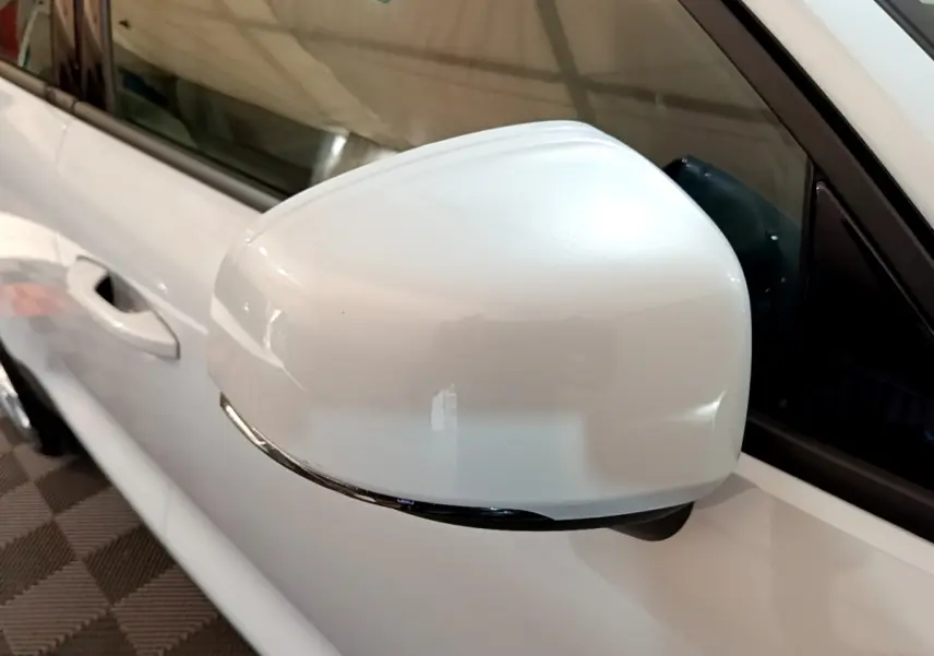 Gros plan sur le rétroviseur côté gauche gris clair du Volvo XC40 T2 Momentum 2020 avec clignotant intégré.