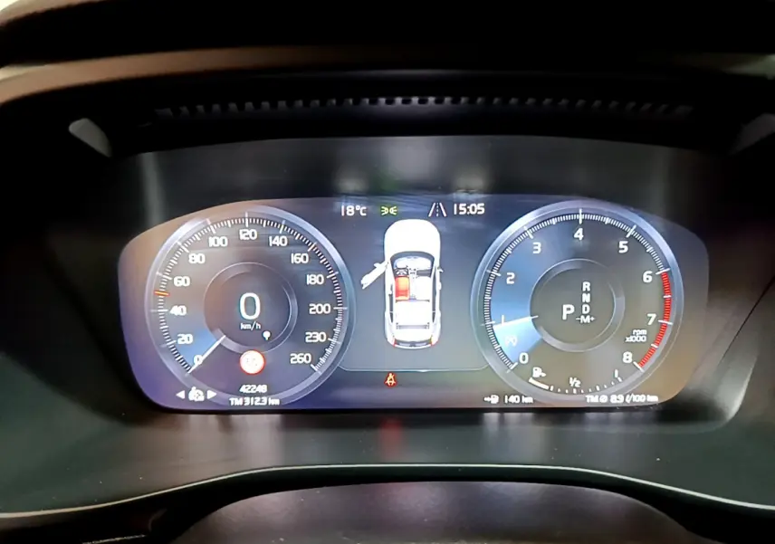 Tableau de bord numérique du Volvo XC40 T2 2020 affichant vitesse, régime moteur et alertes en plein jour.