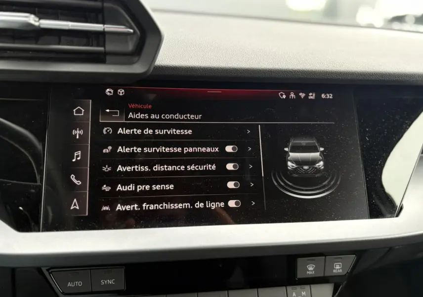 Vue rapprochée de l’écran tactile central de l’Audi A3 Berline 2024 affichant les aides à la conduite.