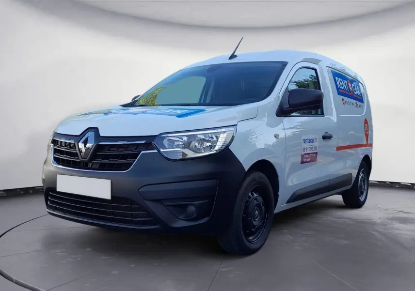 Vue 3/4 avant droite du Renault Express Van blanc de 2023 avec marquage publicitaire Rent A Car sur la porte latérale.