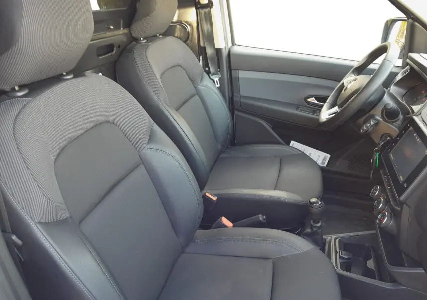 Vue intérieure côté droit du Renault Express Van 2023, montrant les sièges noirs et la console centrale avec boîte manuelle.