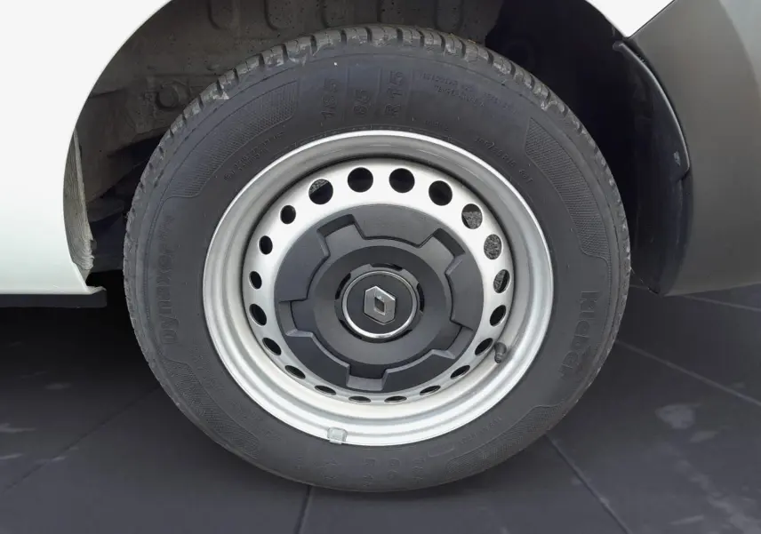 Gros plan sur la roue avant droite blanche du Renault Express Van 2023 avec jante acier et logo Renault central.