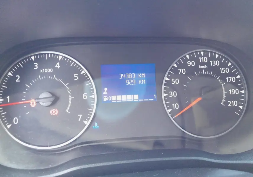 Vue rapprochée du tableau de bord du Renault Express Van blanc 2023, affichant le compteur et l'odomètre numérique.