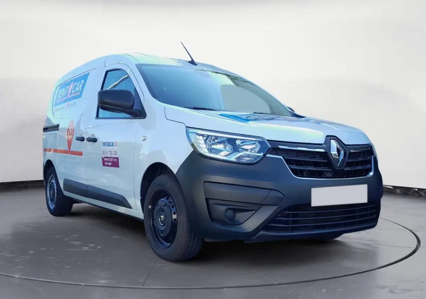 Vue 3/4 avant d’un Renault Express Van blanc de 2023 avec marquage publicitaire sur la porte latérale droite.