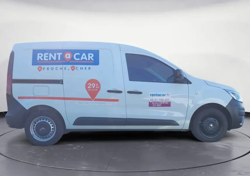Vue de profil côté gauche d'un Renault Express Van blanc 2023 avec marquage publicitaire Rent a Car sur la porte latérale.