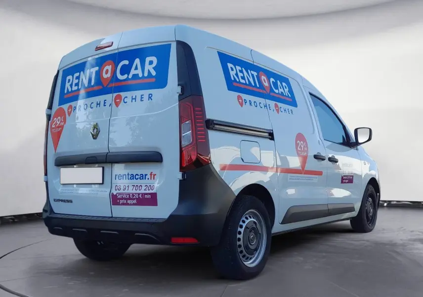 Vue 3/4 arrière droite du Renault Express Van blanc 2023 avec marquage publicitaire Rent a Car et logo Renault visible.
