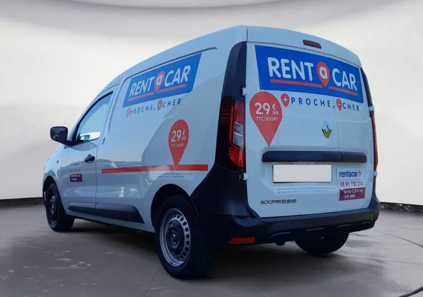 Vue 3/4 arrière droite du Renault Express Van blanc 2023 avec marquage publicitaire Rent a Car et tarifs visibles.