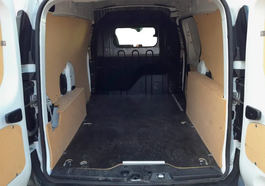 Vue arrière du Renault Express Van blanc 2023, montrant l'espace de chargement vide avec habillage bois sur les parois.