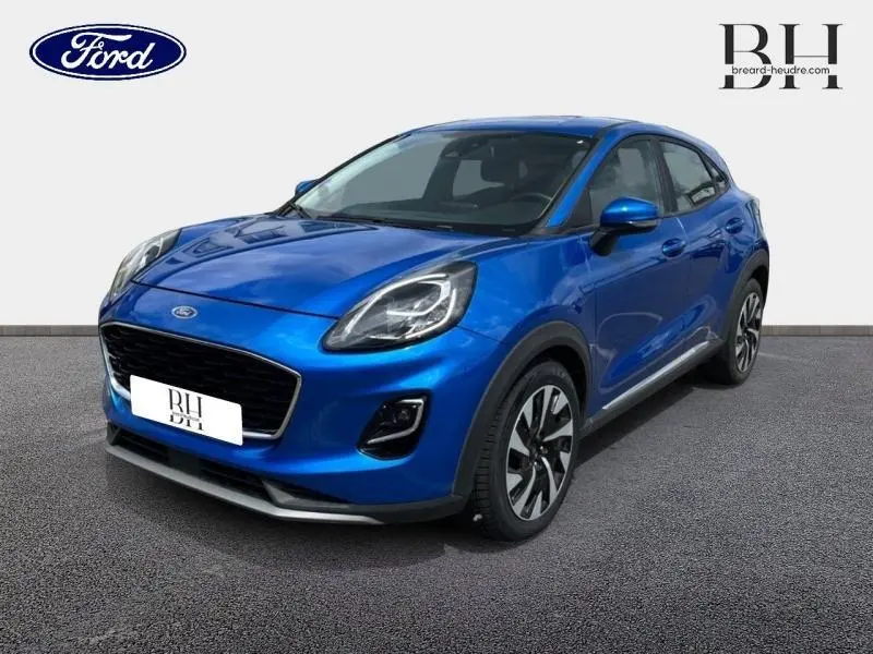 Vue 3/4 avant d'un Ford Puma 2022 bleu Fashion Island avec jantes alu et phares LED distinctifs.