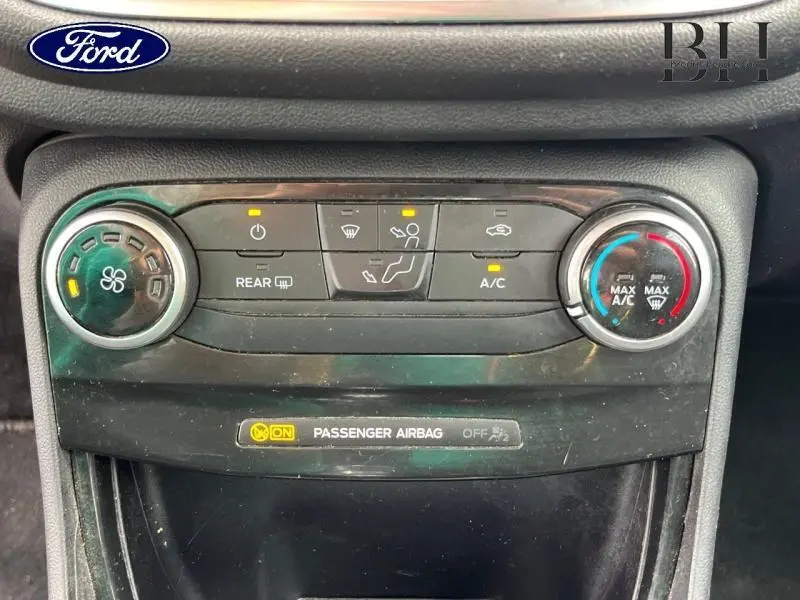 Panneau de commande de climatisation du Ford Puma 2022 avec réglages ventilateur et température visibles.