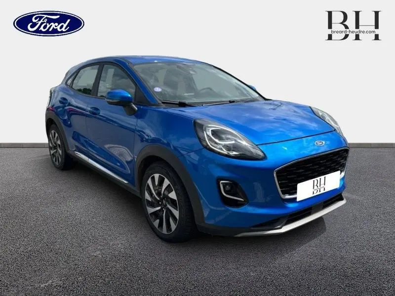 Ford Puma 2022 bleu métallisé vue 3/4 avant droit avec calandre noire et jantes alu distinctives