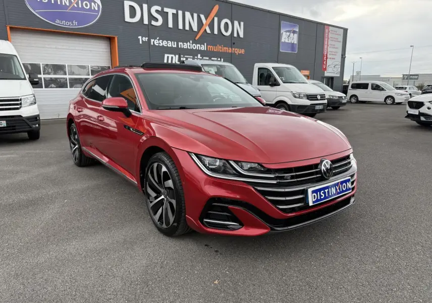 Volkswagen Arteon Shooting Brake rouge Roi vue 3/4 avant droit avec jantes alliage noir diamanté sur parking