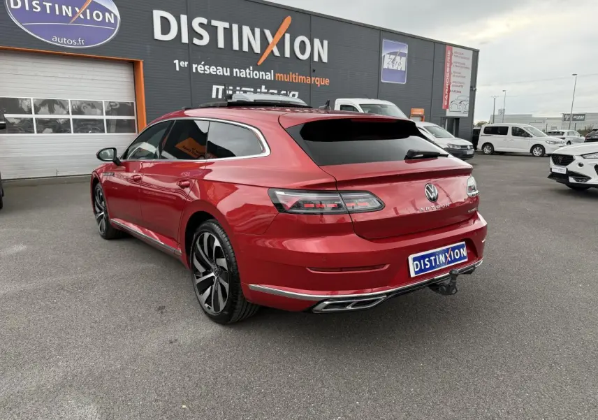 Volkswagen Arteon Shooting Brake rouge Roi vue 3/4 arrière droit avec attelage rabattable et jantes 19 pouces noires diamantées