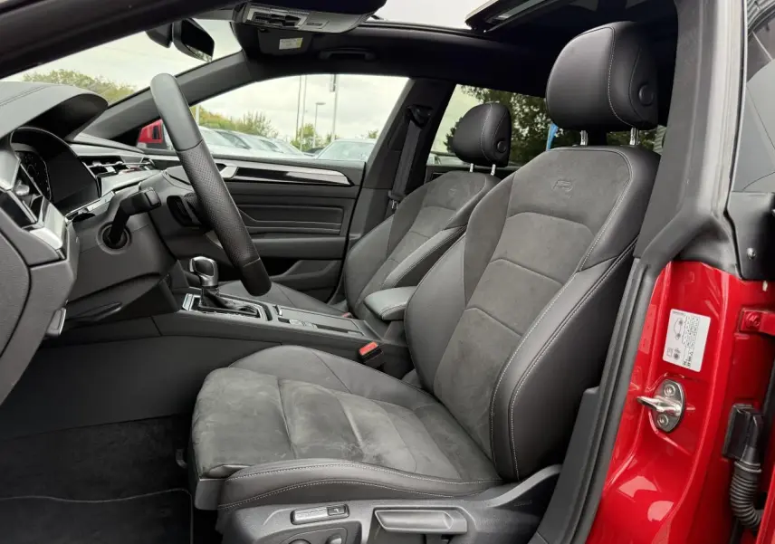 Intérieur côté conducteur de la Volkswagen Arteon Shooting Brake rouge Roi, sièges en microfleece et cuir avec monogramme R.