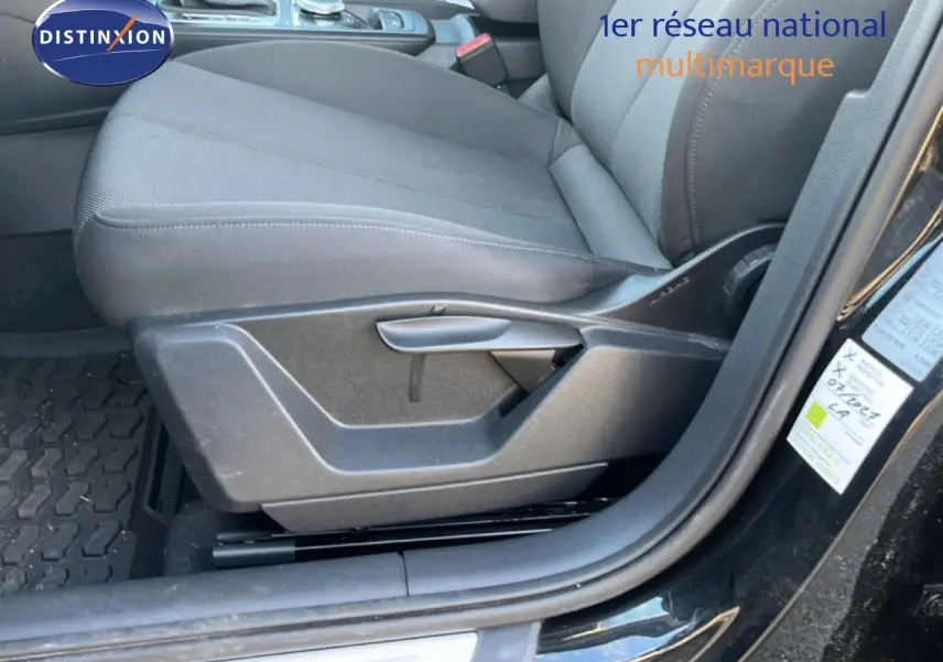 Gros plan sur le siège avant gauche en tissu noir d'un Audi Q2 35 TFSI S-Line noir mito metal, intérieur soigné.