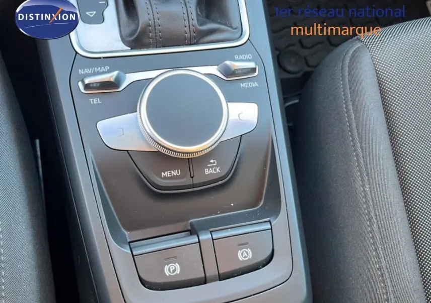 Console centrale avec commandes multimédia et frein à main électronique dans l'Audi Q2 noir mito metal 2023 vue de dessus.