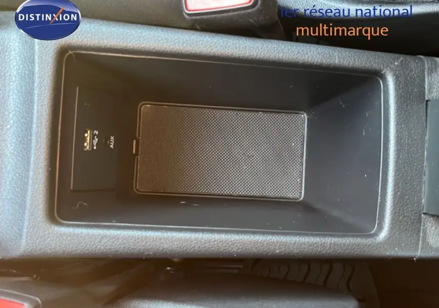 Gros plan sur la console centrale noire de l'Audi Q2 35 TFSI S-Line 2023, montrant les ports USB et AUX.