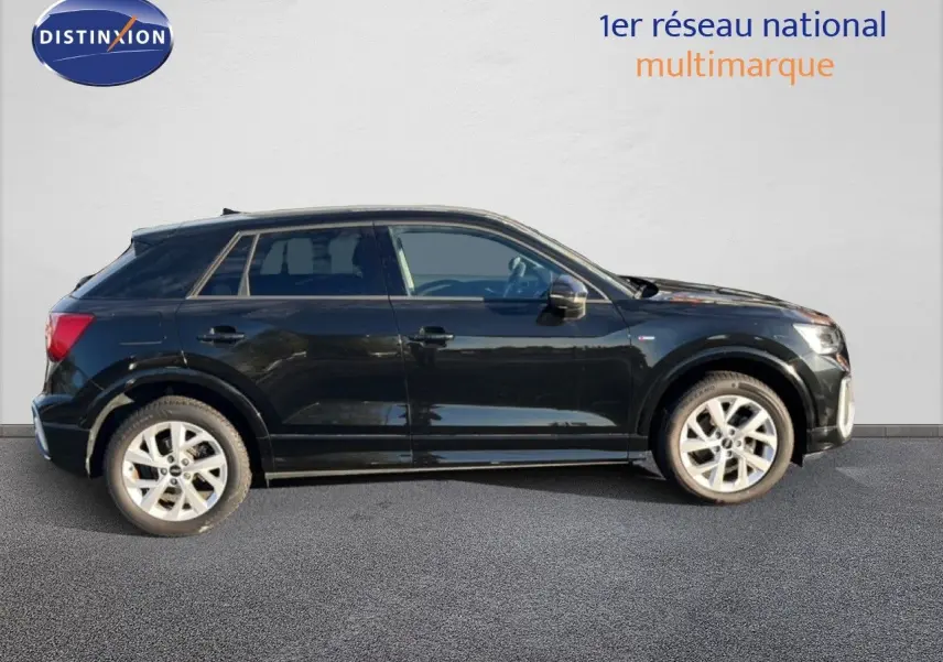 Audi Q2 noir mito metal vu de profil côté gauche, soulignant ses jantes alliage et sa silhouette compacte.