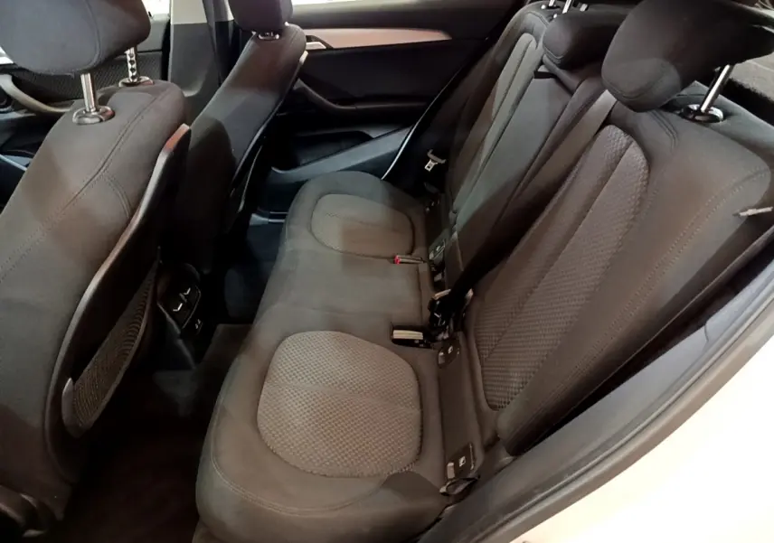 Vue intérieure côté droit des sièges arrière noirs en tissu du BMW X2 blanc 2023 sDrive18i Business DesignDKG7.