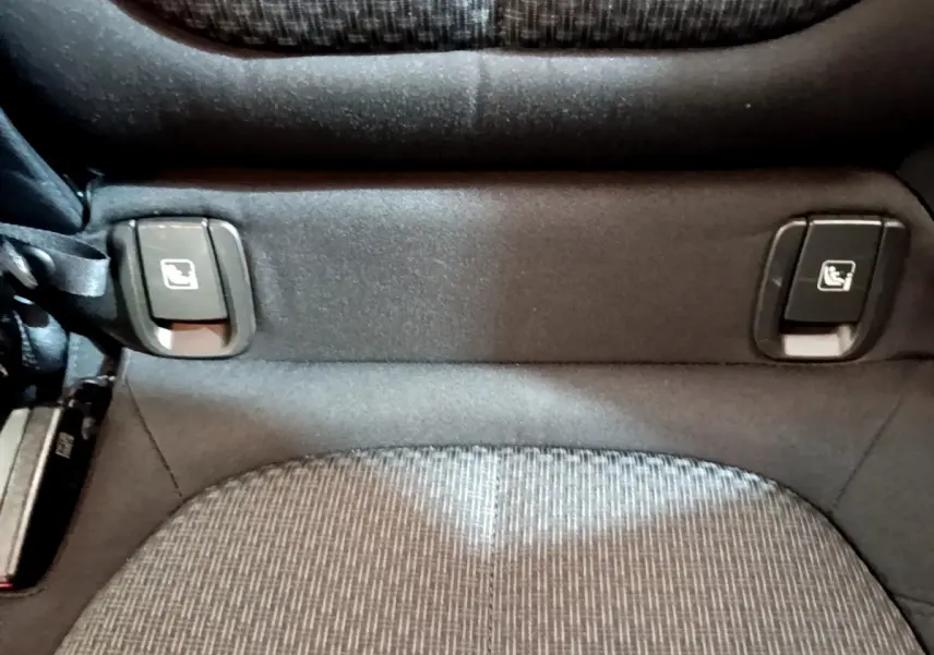 Gros plan sur les commandes de rabattement des sièges arrière du BMW X2 sDrive18i Business DesignDKG7 2023.