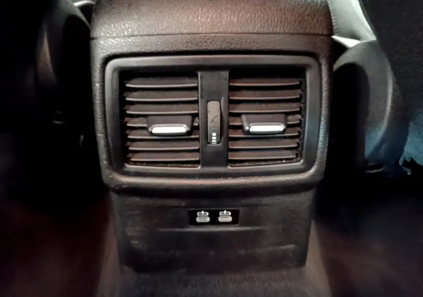 Gros plan sur les aérateurs arrière noirs et les ports USB doubles du BMW X2 sDrive18i Business DesignDKG7 2023.