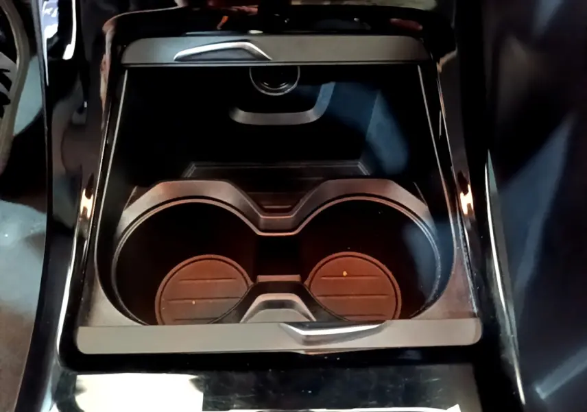 Gros plan sur les porte-gobelets centraux noirs du BMW X2 sDrive18i Business DesignDKG7 2023.