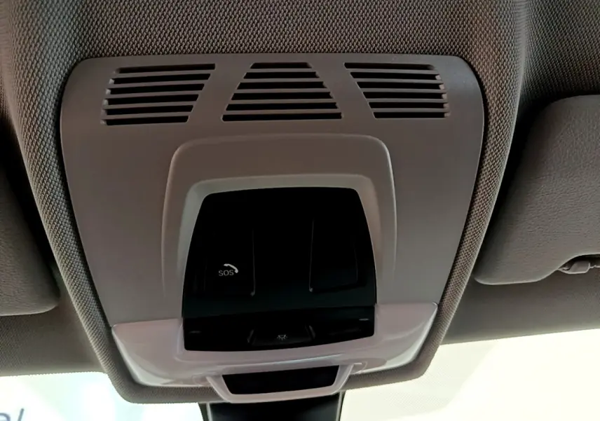 Vue en gros plan du plafonnier gris avec bouton SOS du BMW X2 blanc 2023, version sDrive18i Business DesignDKG7.