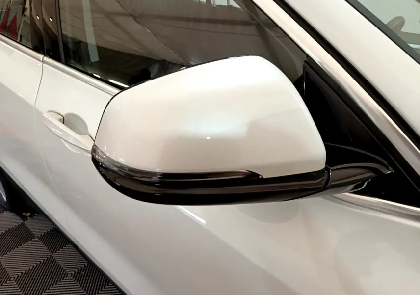 Rétroviseur droit blanc brillant avec clignotant intégré sur BMW X2 sDrive18i Business DesignDKG7 2023.