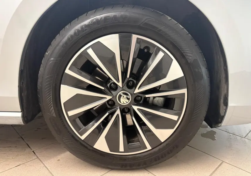 Gros plan sur la jante alliage bicolore du côté gauche d’un Skoda Superb Combi gris argent 2025.