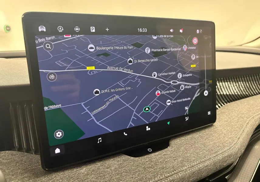 Écran tactile central du Skoda Superb Combi gris argent 2025 affichant la navigation GPS dans l'habitacle.