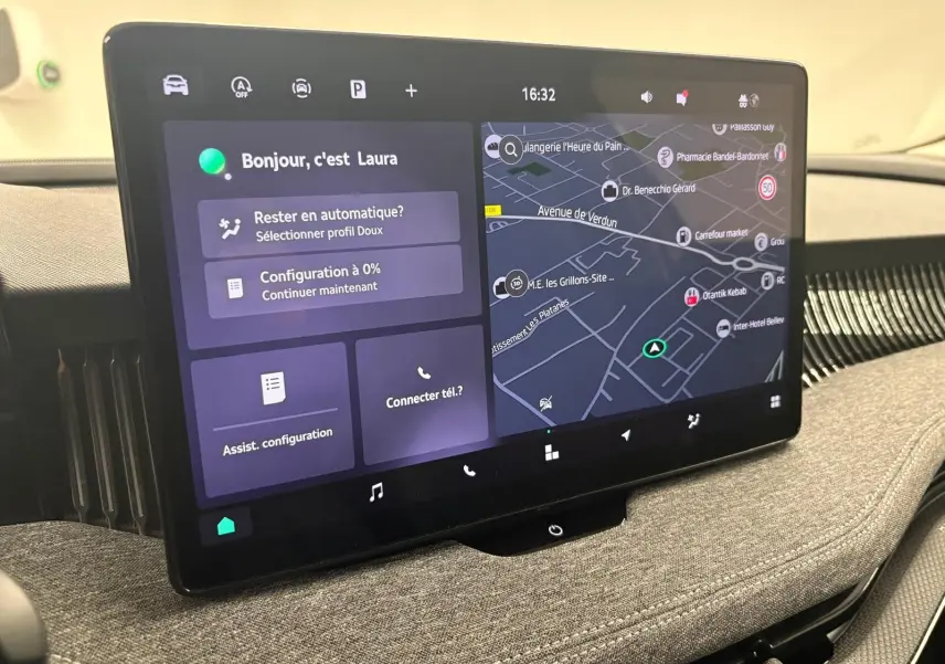 Écran tactile central du Skoda Superb Combi 2025 gris argent, affichant navigation et interface utilisateur moderne.