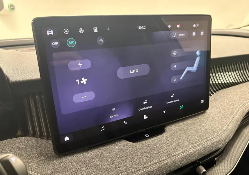 Écran tactile central de la Skoda Superb Combi 2025, affichant les commandes de climatisation, vue de profil intérieur.