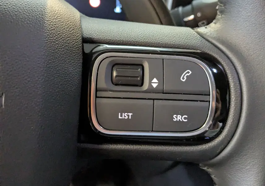 Gros plan sur les commandes gauche du volant noir du Citroën C5 Aircross 2024 HDI 130 EAT8 Max.