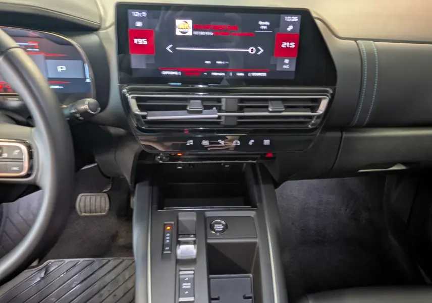 Vue intérieure du tableau de bord et console centrale du Citroën C5 Aircross 2024, avec écran tactile et volant cuir noir.
