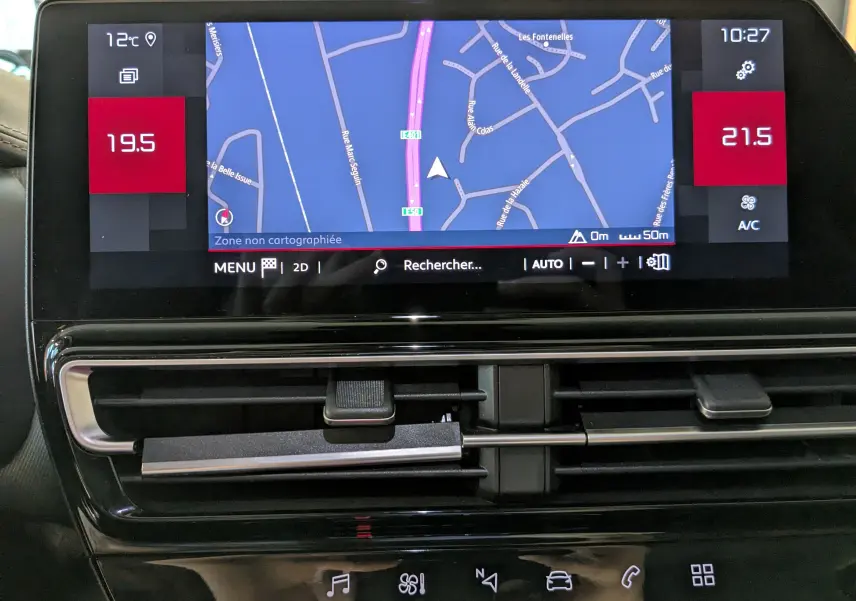 Écran tactile central du tableau de bord du Citroën C5 Aircross 2024 affichant la navigation et la climatisation automatique.